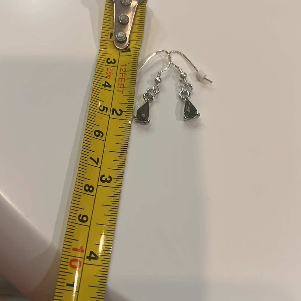 Elegant Silver and Green Drop Earrings - Picture 2 of 2